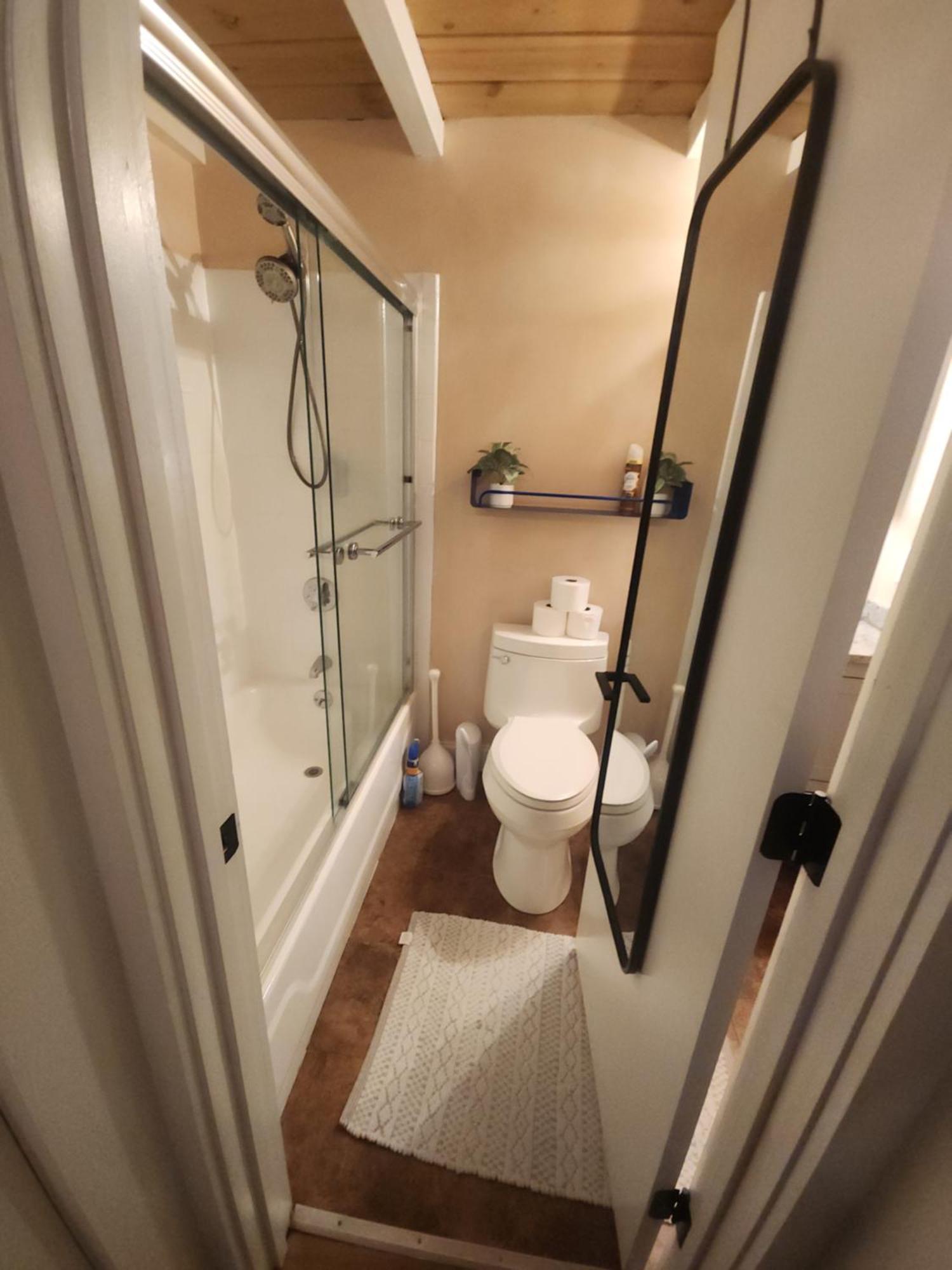 Cozy And Tranquil 1-Bedroom Condo With Wifi, Ac In Historic 塞伦 外观 照片